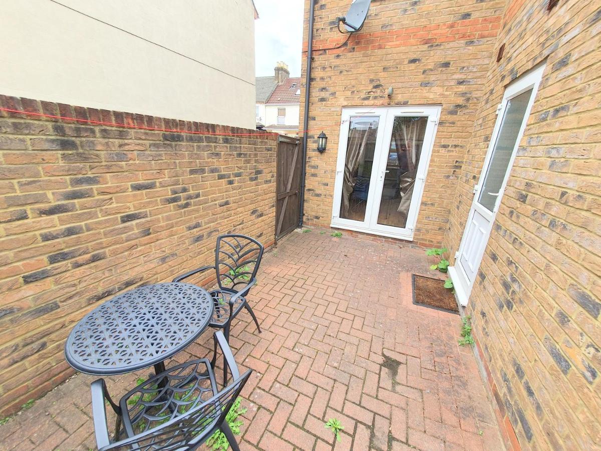 Friars Walk Houses With 2 Bedrooms, 2 Bathrooms, Fast Wi-Fi And Private Parking Sittingbourne Exterior photo