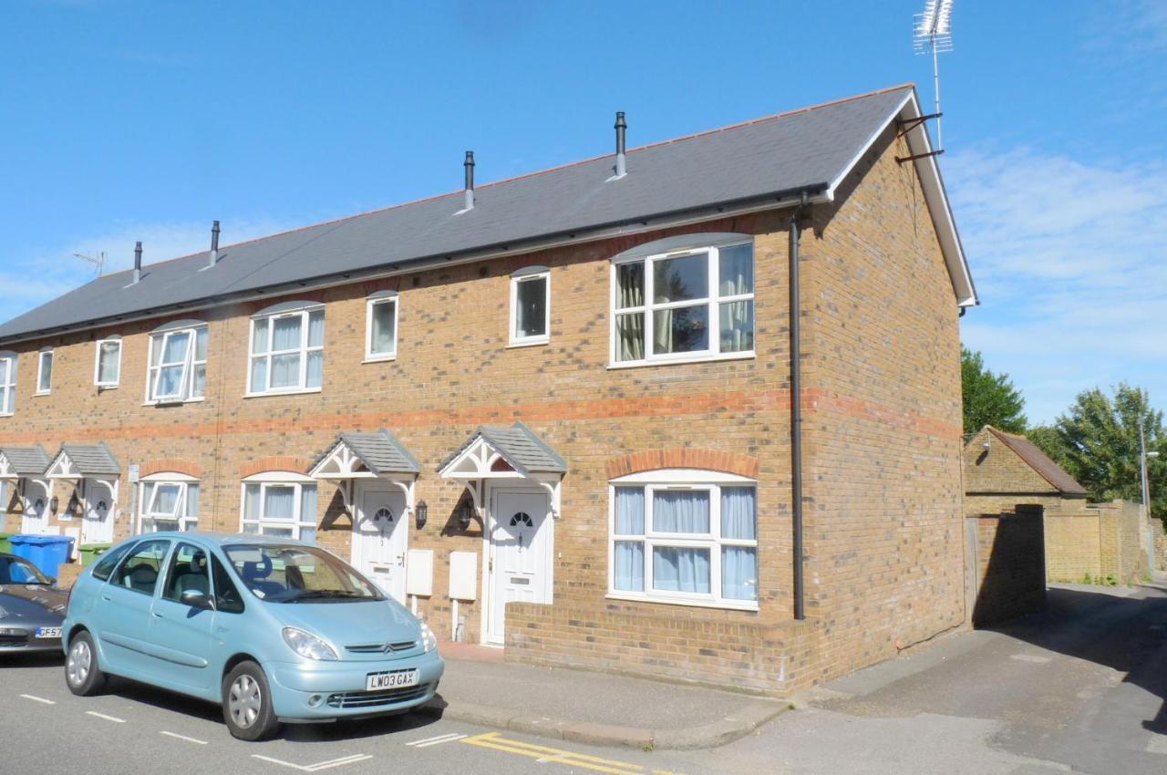 Friars Walk Houses With 2 Bedrooms, 2 Bathrooms, Fast Wi-Fi And Private Parking Sittingbourne Exterior photo