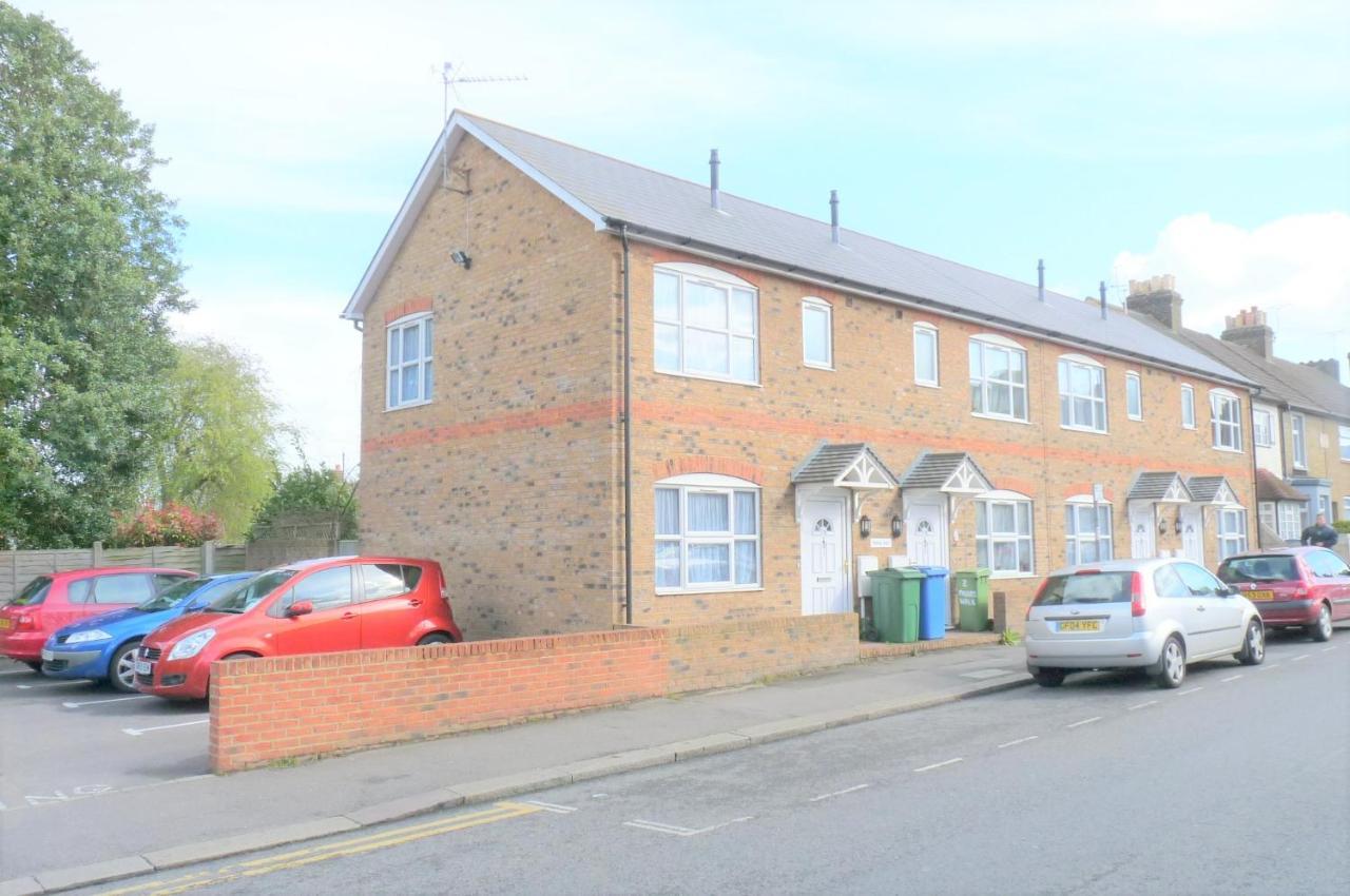 Friars Walk Houses With 2 Bedrooms, 2 Bathrooms, Fast Wi-Fi And Private Parking Sittingbourne Exterior photo