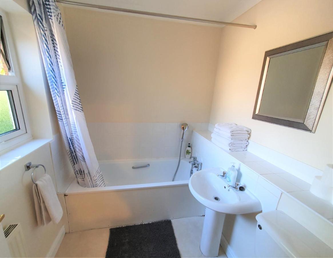 Friars Walk Houses With 2 Bedrooms, 2 Bathrooms, Fast Wi-Fi And Private Parking Sittingbourne Exterior photo